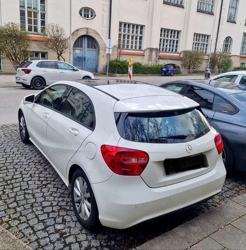 Gebraucht Mercedes A180 122 PS (89 kW) 2014 Weiß Kleinwagen