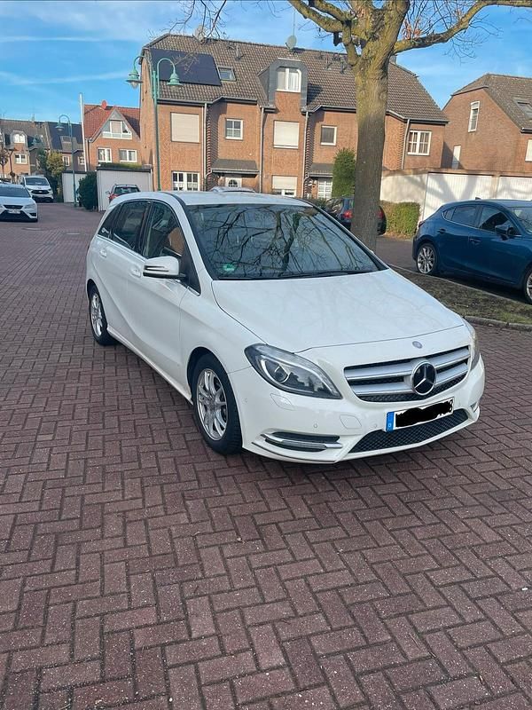 Gebraucht Mercedes B200 156 PS (114 kW) 2014 Weiß Van / Kleinbus
