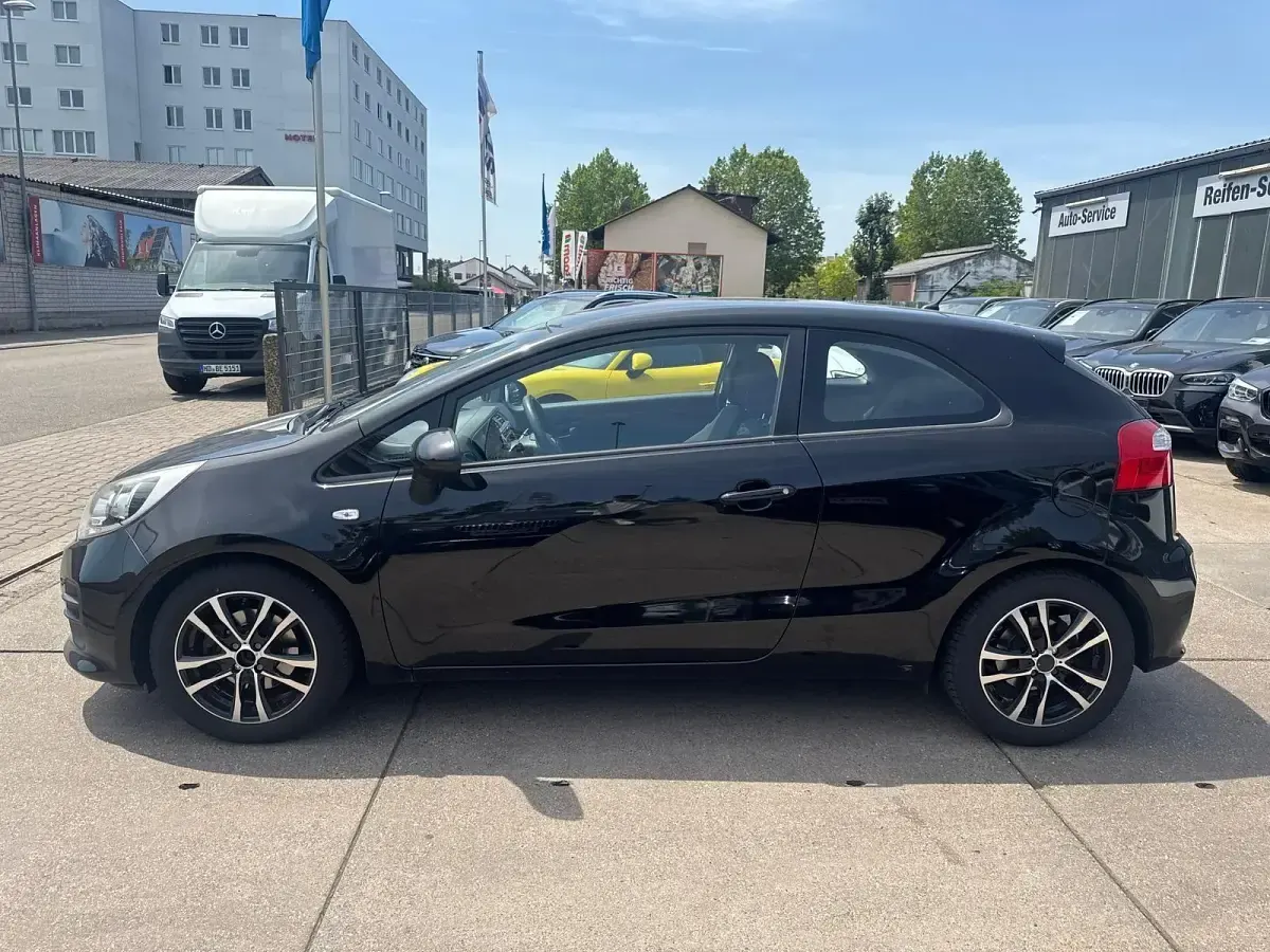 Gebraucht Kia Rio 84 PS (61 kW) 2016 Schwarz Kleinwagen