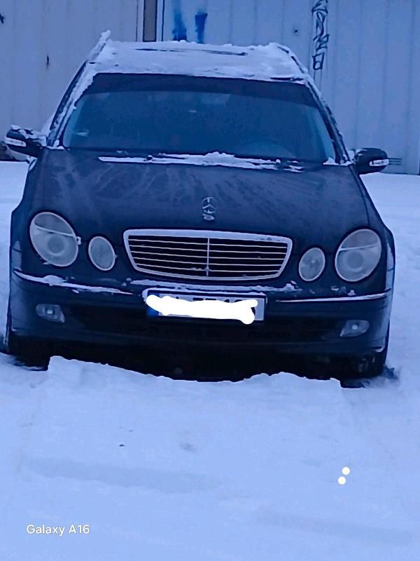 Schwarz Gebraucht 2003 Mercedes E220 Kombi | 1.500 € - Bild 1/4