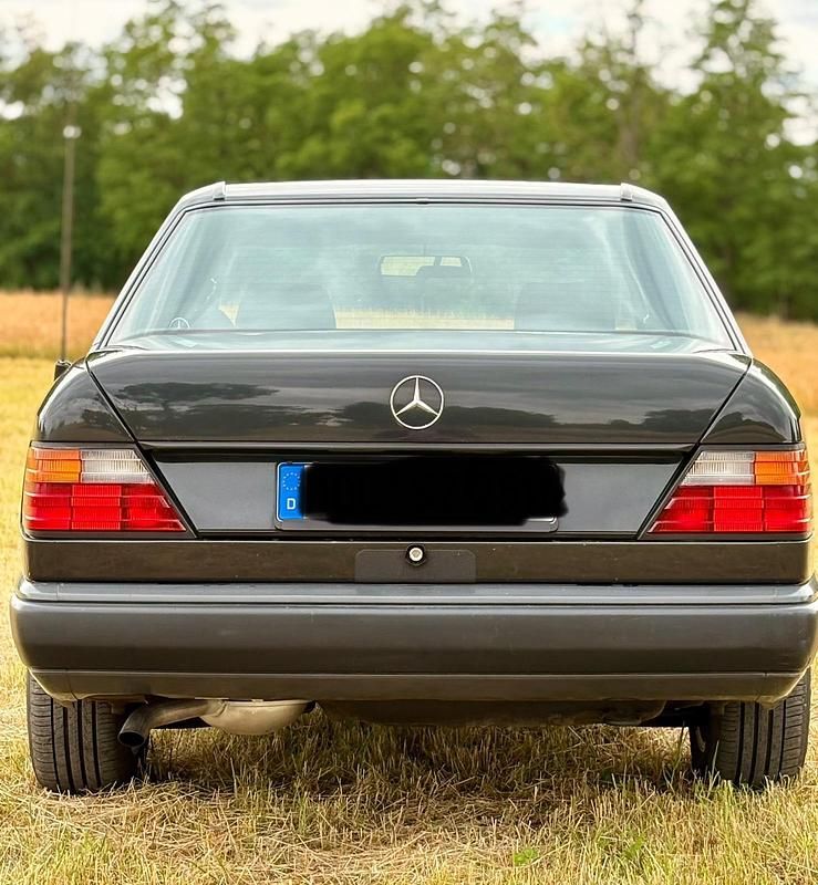 Gebraucht Mercedes E230 132 PS (97 kW) 1989 Schwarz Limousine