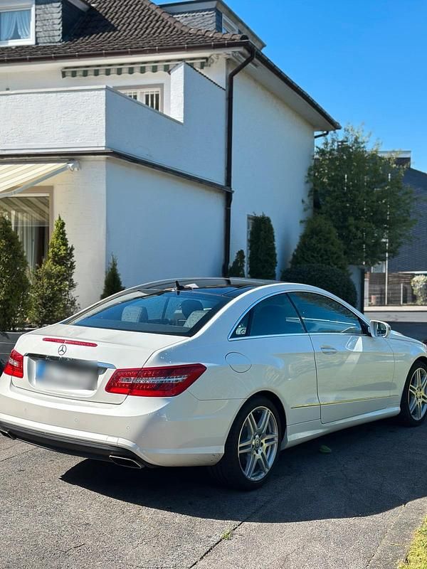 Używany Mercedes E500 383 KM (281 kW) 2009 Biały Coupe