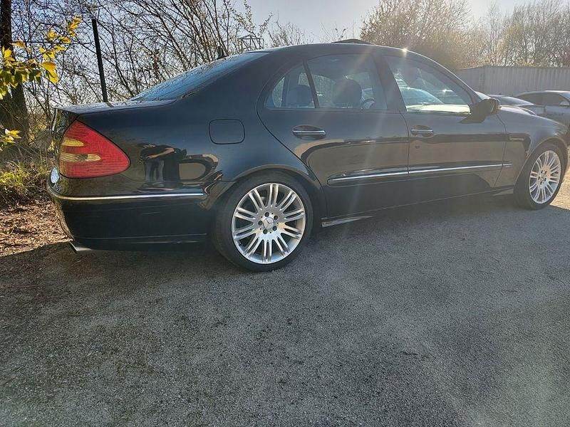 Second-hand Mercedes E350 Avantgarde 272 CP (200 kW) 2006 Negru Berlinǎ