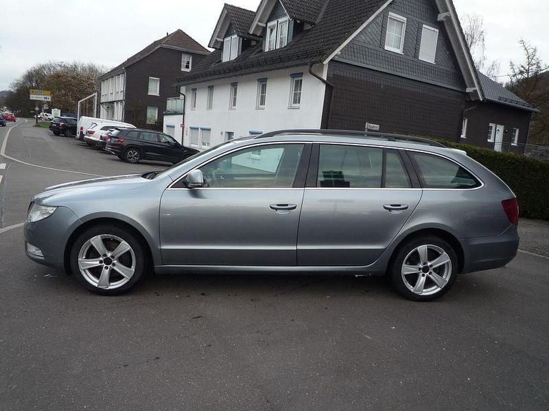 Gebraucht Skoda Superb Ambition 140 PS (102 kW) 2011 Platin grau metallic Kombi