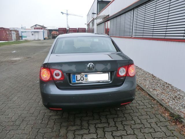 Second-hand VW Jetta 116 CP (85 kW) 2006 Gri Berlinǎ