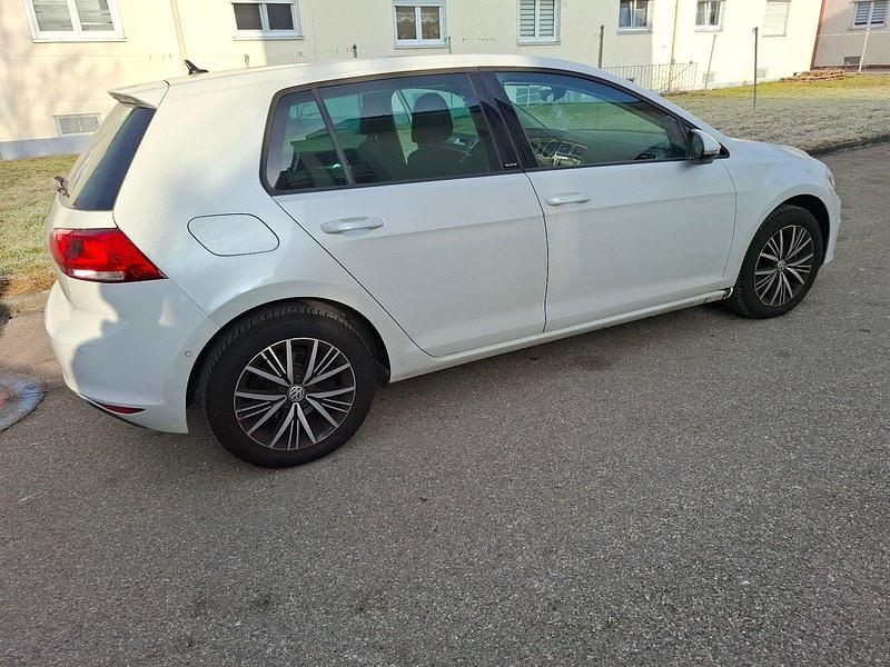 Weiß Gebraucht 2016 VW Golf Comfortline Limousine | 15.800 € (Fairer Preis) - Bild 1/4