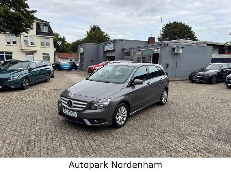 Grau Gebraucht 2012 Mercedes B180 Elegance Van / Kleinbus | 6.950 € (Fairer Preis) - Bild 1/4