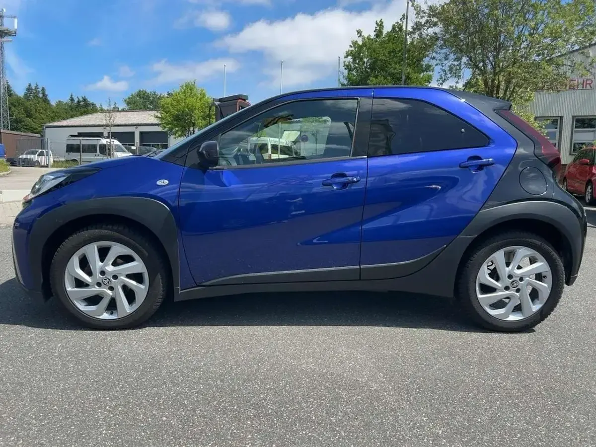 Gebraucht Toyota Aygo Pulse 72 PS (52 kW) 2022 Juniper blue (8y8)/ black mica Kleinwagen