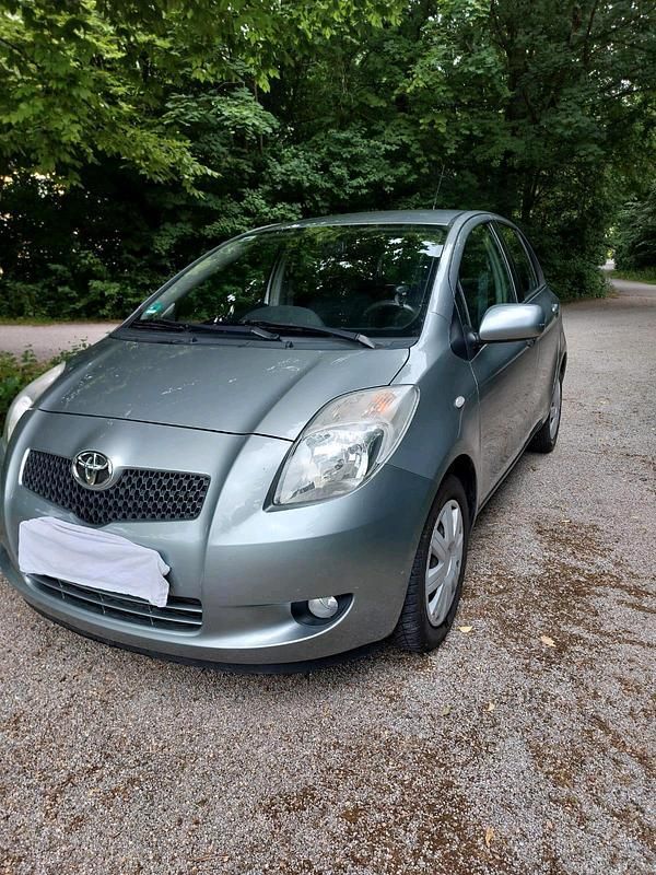 Grau Gebraucht 2008 Toyota Yaris Kleinwagen | 2.450 € (Fairer Preis) - Bild 1/4