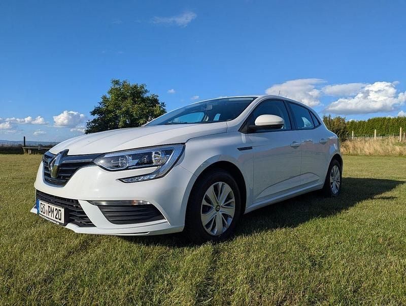 Weiß Gebraucht 2019 Renault Mégane IV Life Limousine | 10.000 € (Superpreis) - Bild 1/4