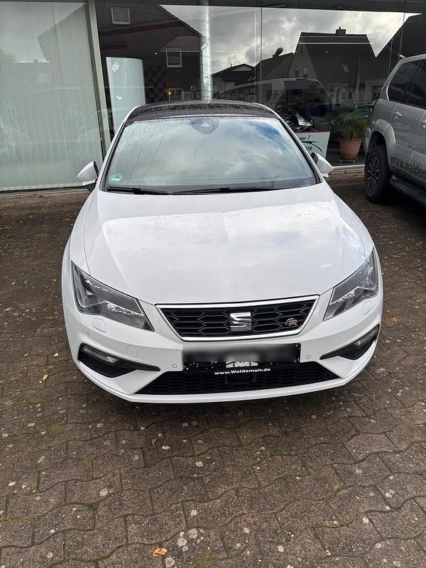 Weiß Gebraucht 2017 Seat Leon Limousine | 17.699 € (Teuer) - Bild 1/4