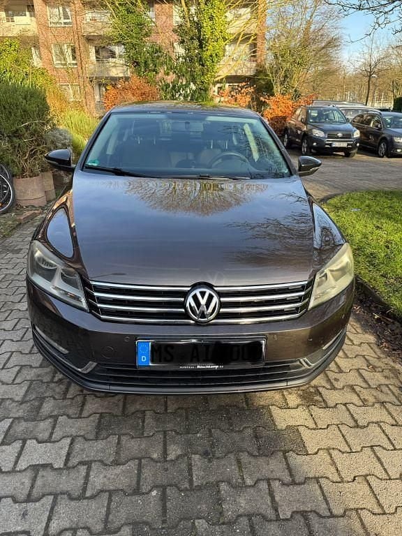 Braun Gebraucht 2012 VW Passat Trendline Limousine | 6.299 € (Fairer Preis) - Bild 1/4