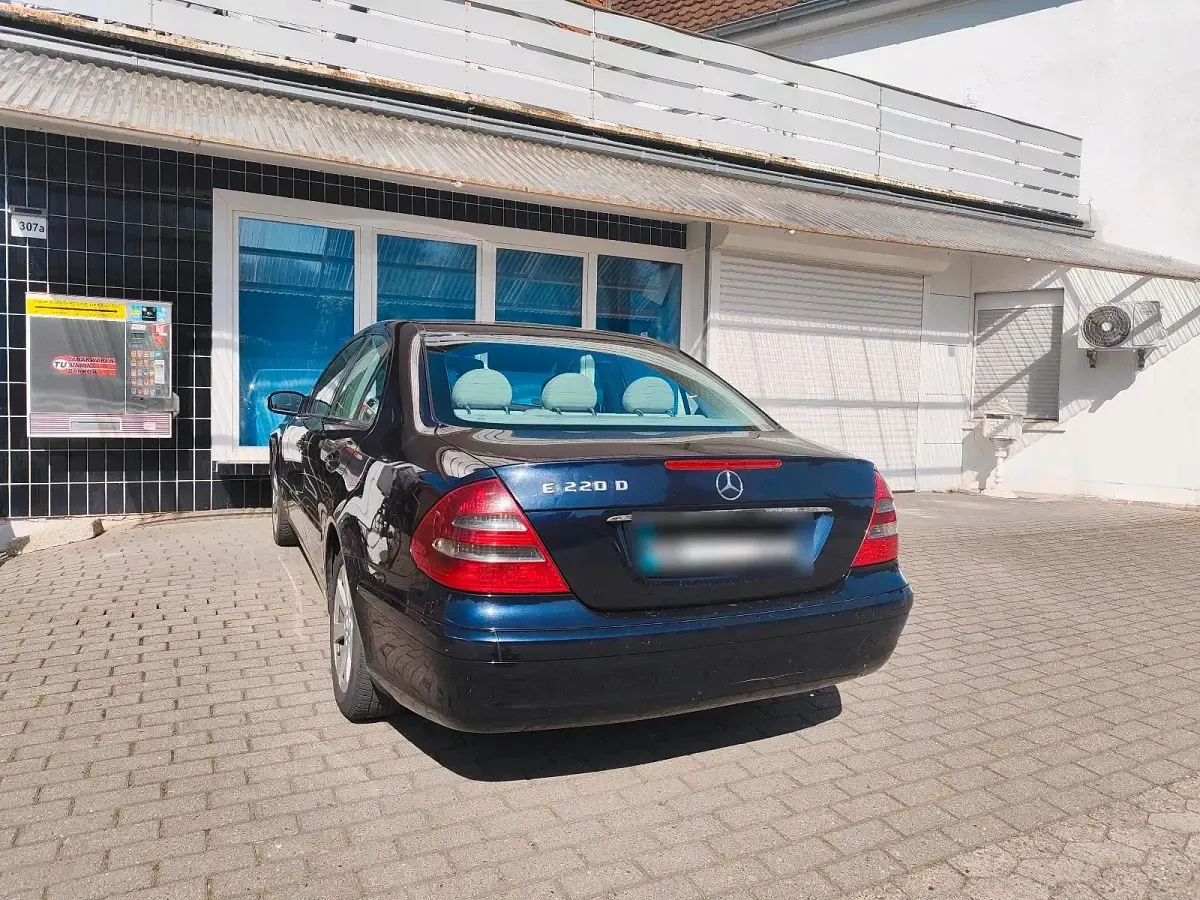 Gebraucht Mercedes E220 150 PS (110 kW) 2003 Blau Limousine