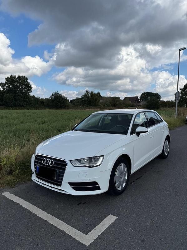Weiß Gebraucht 2016 Audi A3 Kleinwagen | 10.690 € (Guter Preis) - Bild 1/4