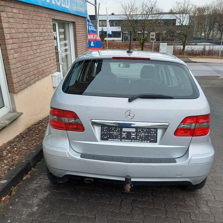 Gebraucht Mercedes B180 116 PS (85 kW) 2010 Silber Van / Kleinbus