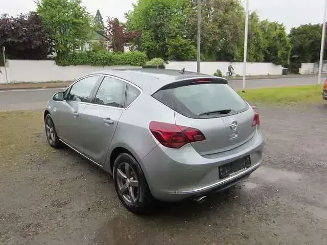 Gebraucht Opel Astra Exklusiv 170 PS (125 kW) 2014 Silbersee/perl silber (m2) Kleinwagen