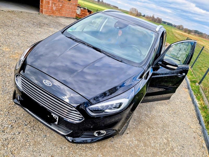 Gebraucht Ford S-MAX Titanium 165 PS (121 kW) 2019 Schwarz Van / Kleinbus