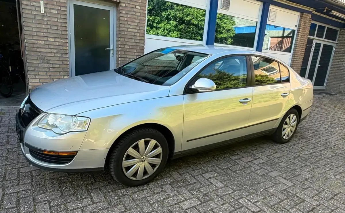 Second-hand VW Passat 115 CP (84 kW) 2005 Argintiu Berlinǎ