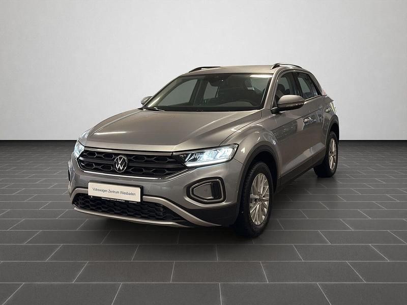 Pyritsilber metallic (metallic) Neu 2025 VW T-Roc Life SUV | 25.590 € (Superpreis) - Bild 1/4