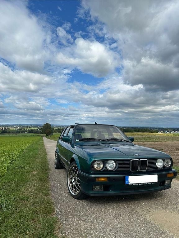 Grün Gebraucht 1993 BMW 318 Basis Kombi | 5.499 € - Bild 1/4