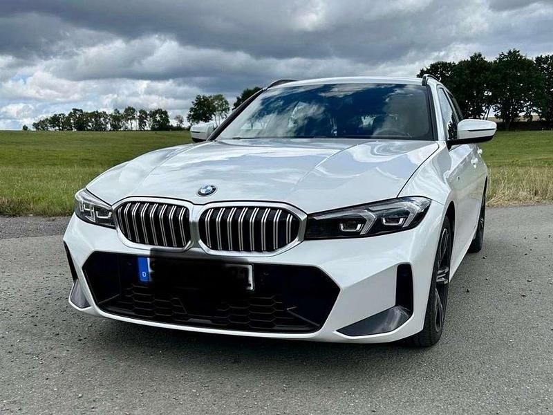 Weiß Gebraucht 2023 BMW 320 M Sport Kombi | 35.300 € (Guter Preis) - Bild 1/4