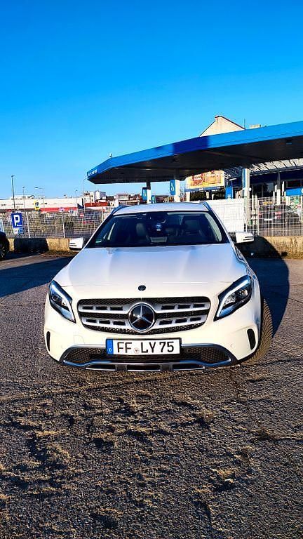 Gebraucht Mercedes GLA180 122 PS (89 kW) 2017 Weiß SUV