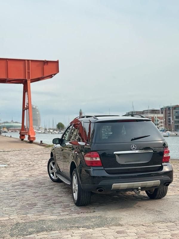 Schwarz Gebraucht 2007 Mercedes 260 SUV | 7.550 € - Bild 1/4