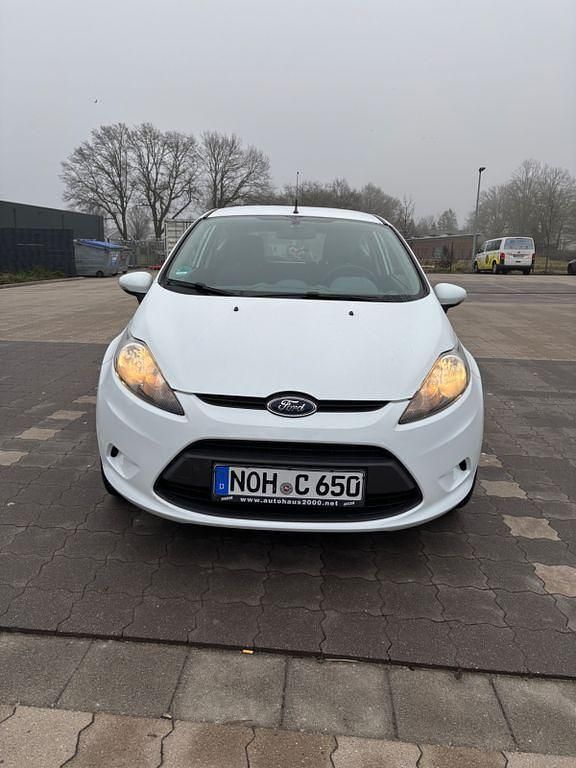 Gebraucht Ford Fiesta Trend 95 PS (69 kW) 2011 Weiß Kleinwagen