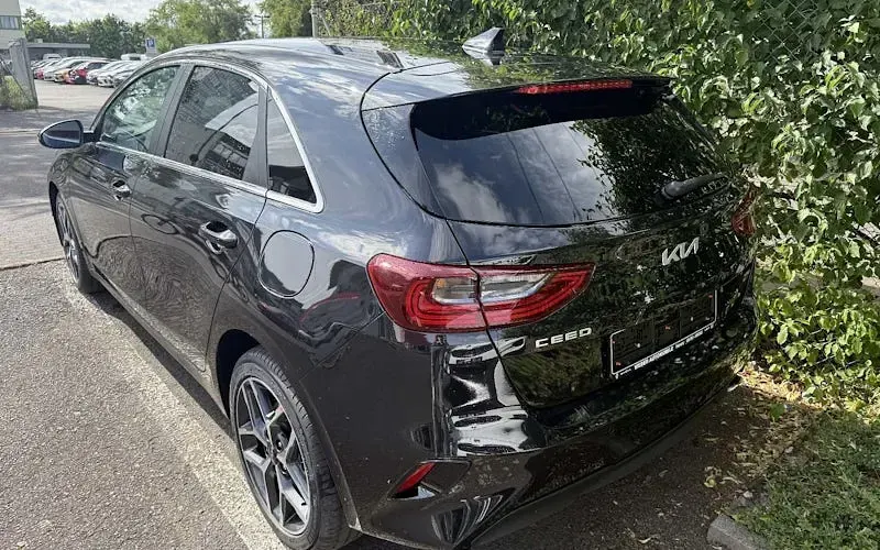 Neu Kia Ceed 140 PS (102 kW) 2025 Schwarz Kleinwagen