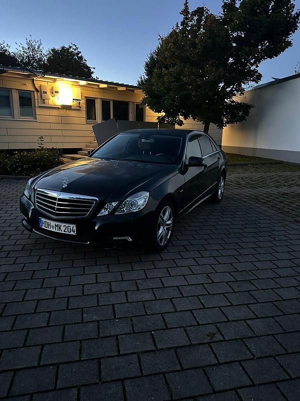 Schwarz Gebraucht 2010 Mercedes E200 Limousine | 6.600 € (Guter Preis) - Bild 1/4
