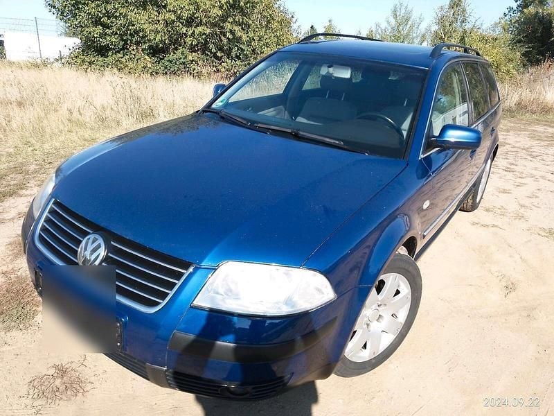 Blau Gebraucht 2001 VW Passat Kombi | 3.300 € (Teuer) - Bild 1/4