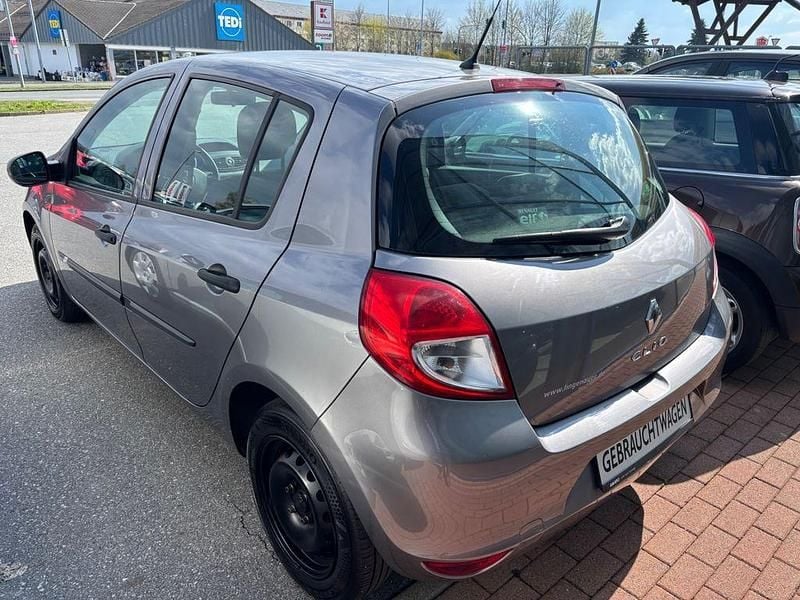 Second-hand Renault Clio III Expression 75 CP (55 kW) 2009 Berlinǎ