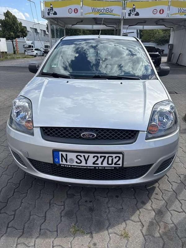 Silber Gebraucht 2004 Ford Fiesta Trend Kleinwagen | 550 € (Superpreis) - Bild 1/4