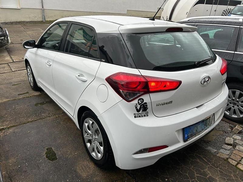 Gebraucht Hyundai i20 90 PS (66 kW) 2017 Weiß Limousine
