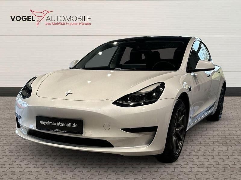 Weiß Gebraucht 2021 Tesla Model 3 Standard Range Plus Limousine | 26.870 € (Fairer Preis) - Bild 1/4