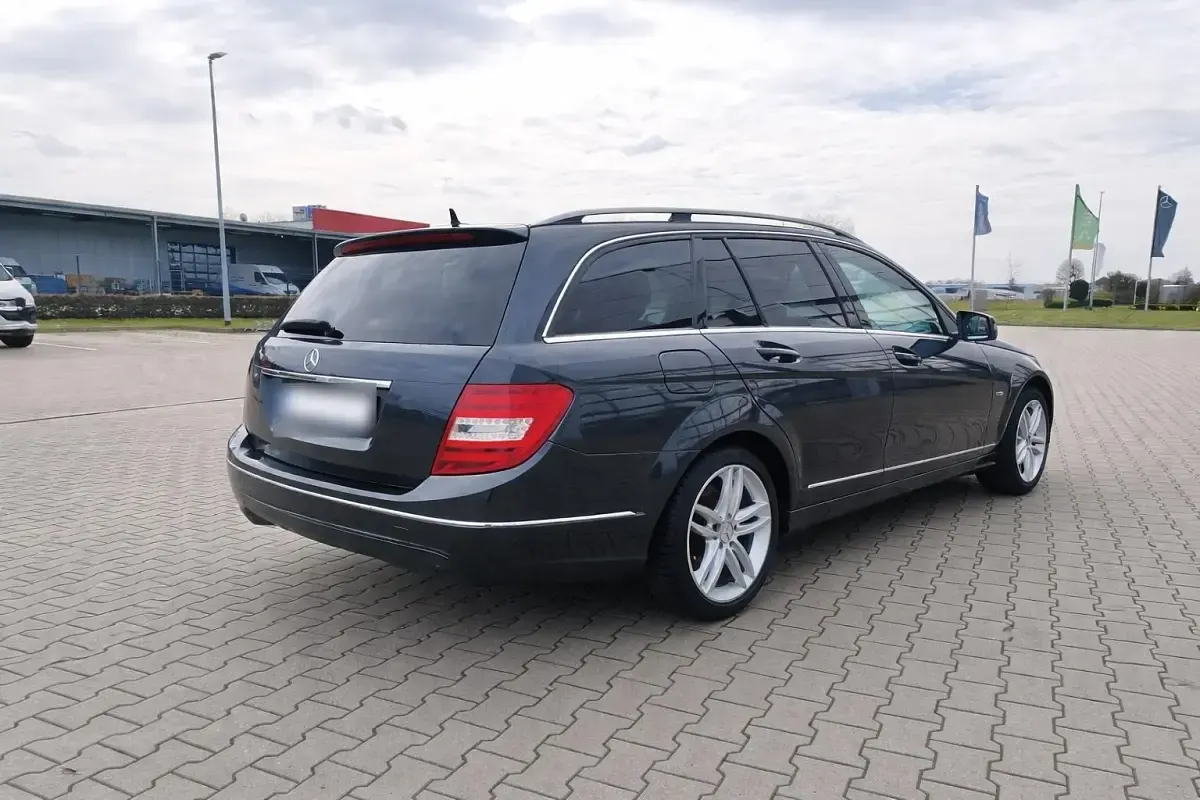 Gebraucht Mercedes C200 184 PS (135 kW) 2011 Andere farben Kombi