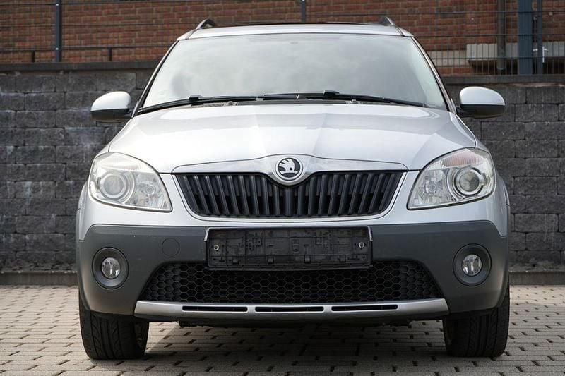 Gebraucht Skoda Roomster 90 PS (66 kW) 2013 Silber Van / Kleinbus