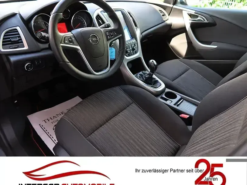 Gebraucht Opel Astra Design Edition 140 PS (102 kW) 2012 Silbersee/perl silber (m2) Limousine