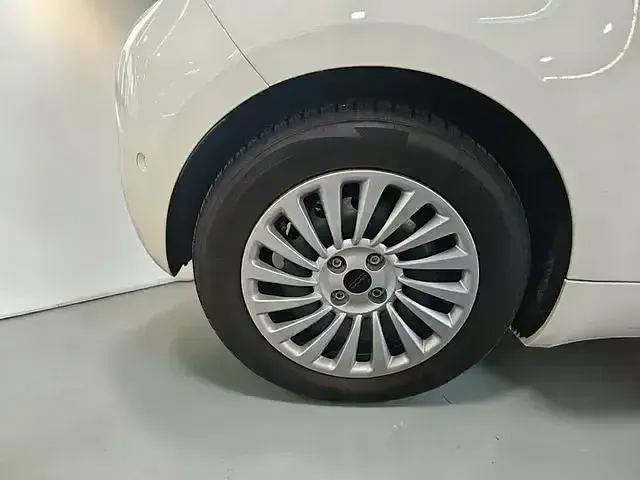 Gebraucht Fiat 500e Red 69 kW (95 PS) 2025 Bianco bianco/ bossa nova/calc Kleinwagen