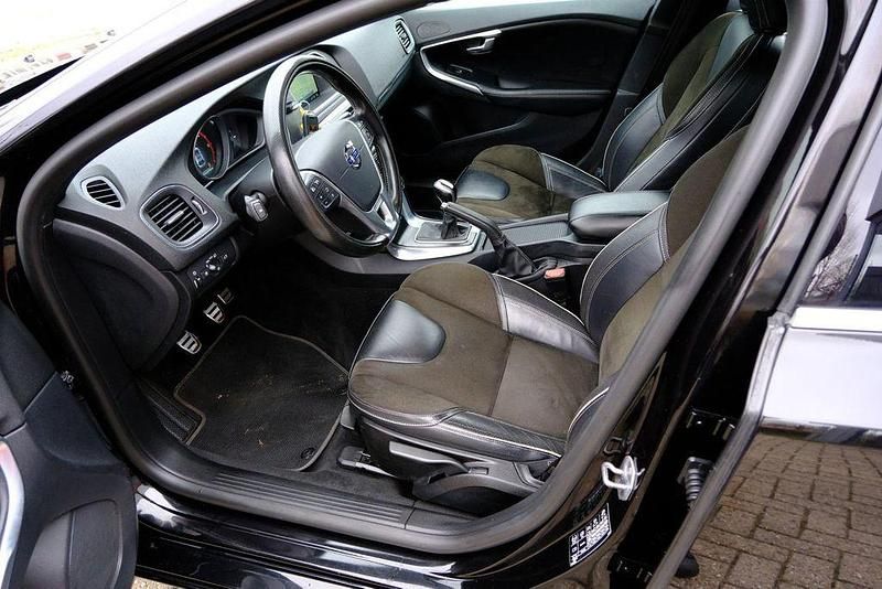 Gebraucht Volvo V40 R-Design 120 PS (88 kW) 2015 Schwarz Limousine