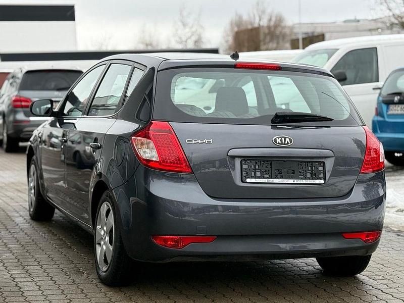 Gebraucht Kia Ceed Attract 90 PS (66 kW) 2010 Grau Kleinwagen