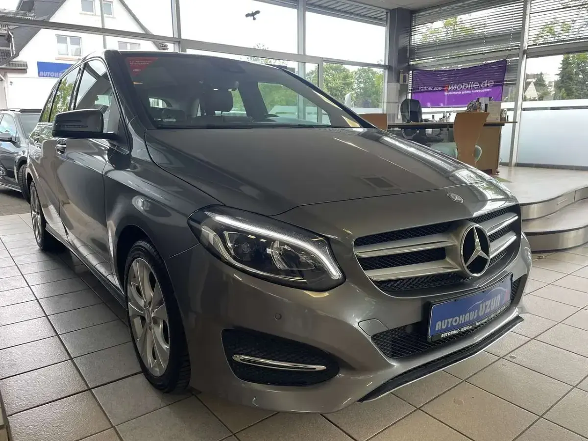 Gebraucht Mercedes B200 Urban 156 PS (114 kW) 2015 Grau Kleinwagen