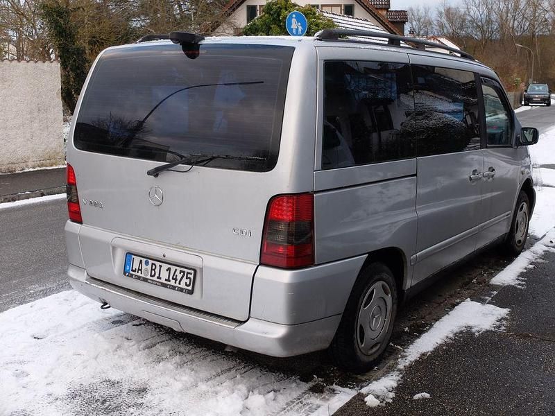 Gebraucht Mercedes V220 122 PS (89 kW) 2000 Silber Van / Kleinbus