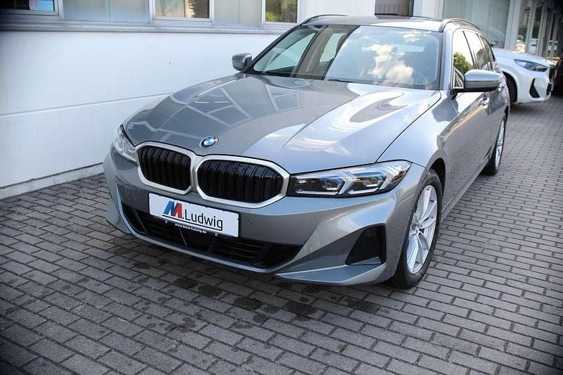 Skyscraper grau metallic Gebraucht 2023 BMW 318 Sport Line Kombi | 32.800 € (Fairer Preis) - Bild 1/4