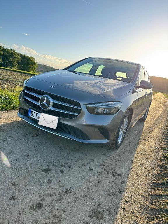 Grau Gebraucht 2019 Mercedes B250 Progressive Van / Kleinbus | 23.000 € (Fairer Preis) - Bild 1/4