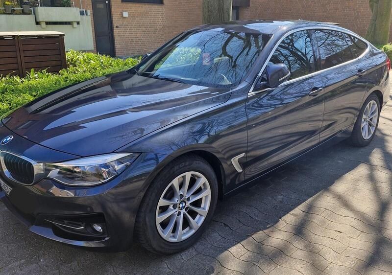 Grau Gebraucht 2019 BMW 330 Limousine | 26.900 € (Guter Preis) - Bild 1/4