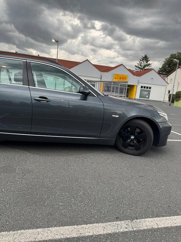 Gebraucht BMW 520 215 PS (158 kW) 2009 Grau Kombi