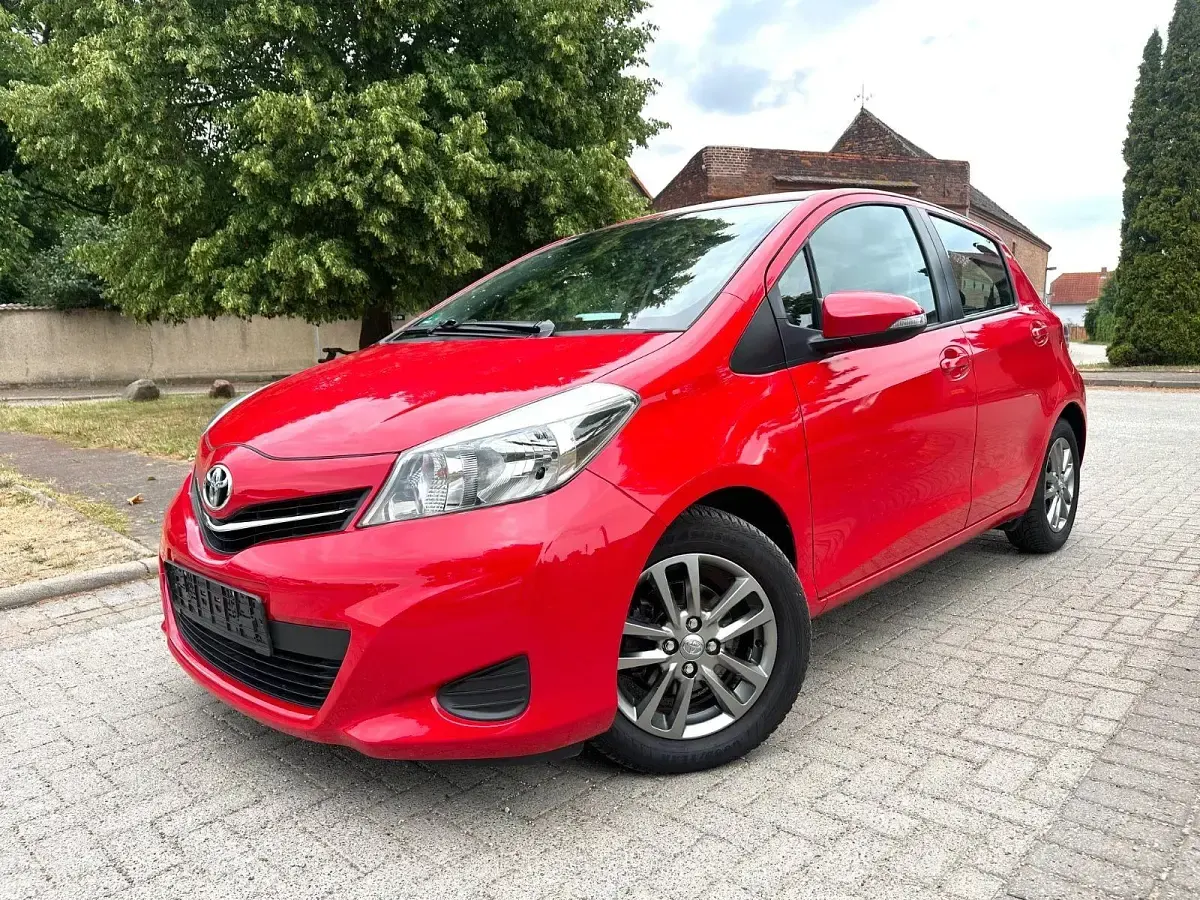 Gebraucht Toyota Yaris Edition 99 PS (72 kW) 2014 Rot Kleinwagen