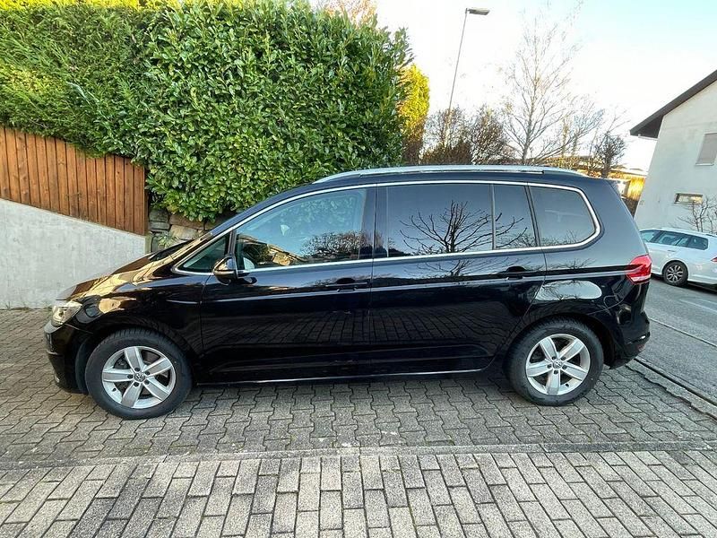 Schwarz Gebraucht 2017 VW Touran Highline Van / Kleinbus | 21.450 € (Teuer) - Bild 1/4