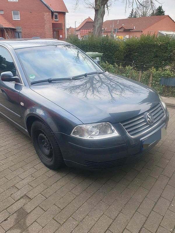 Grau Gebraucht 2002 VW Passat Limousine | 3.000 € (Teuer) - Bild 1/4